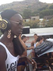 581572_619575401421223_274274818_n